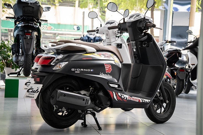 Mới đây, mẫu xe tay ga giới hạn này đã được đưa về Việt Nam thông qua một cửa hàng xe máy tư nhân tại TP. HCM. Đơn vị nhập khẩu này cho biết, số lượng xe Honda Giorno+ Moto2 ThaiGP được nhập về nước chỉ 4 chiếc.