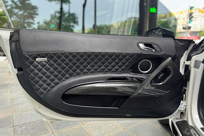 Ngoại hình xe còn có vô số chi tiết bằng sợi carbon để tạo điểm nhấn cho bộ áo màu trắng của xe cũng như mang đến trọng lượng giảm cân đáng kể. Chiếc siêu xe Audi R8 độ body kit Regula được trang bị bộ la-zăng mới của hãng Oxigin, sơn màu đen.