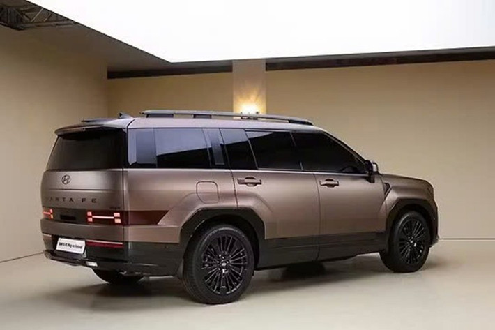 Thân xe thiết kế dạng phẳng tối giản, phù hợp với một chiếc SUV kích thước lớp cũng như giúp tối ưu hoá không gian bên trong. Phần đuôi xe tiếp tục sử dụng công nghệ LED với tạo hình đèn hậu hình chữ H đồng bộ với cụm đèn trước, gia tăng khả năng nhận diện khi di chuyển.