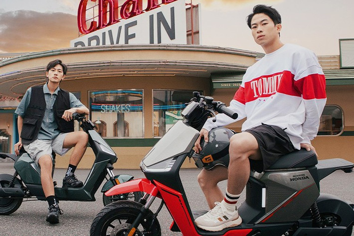 Đi theo xu hướng "điện hóa" phương tiện giao thông, Honda đã ra mắt nhiều dòng xe máy điện khác nhau để đáp ứng các thị trường khác nhau. Tại Trung Quốc, liên doanh Honda Sundiro đã giới thiệu mẫu xe máy điện mang tên S09R 2025.