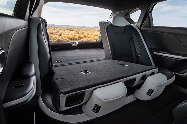 Về an toàn, K4 Hatchback 2026 được trang bị 16 tính năng hỗ trợ lái tiêu chuẩn, có thể nâng cấp lên đến 29 tính năng tùy theo phiên bản. Một số hệ thống đáng chú ý bao gồm hỗ trợ tránh va chạm điểm mù, điều khiển hành trình thông minh có hỗ trợ dừng và khởi động, cùng loạt công nghệ hỗ trợ người lái tương tự bản sedan.