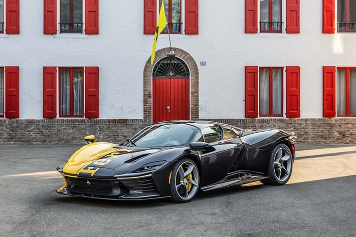 Ferrari đã chiếm trọn sự chú ý tại Tuần lễ Xe hơi Monterey năm nay với chiếc Daytona SP3 599+1, mẫu xe Ferrari độc nhất vô nhị, được thiết kế riêng, đã được RM Sotheby's bán với mức giá lên tới 26 triệu đô la, ngay lập tức trở thành một trong những chiếc xe hiện đại đắt nhất từng được bán đấu giá.