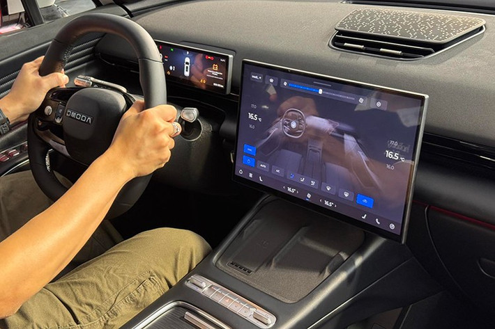 Những trang bị đáng chú ý khác của mẫu xe Trung Quốc này gồm có ghế trước thông gió, ghế lái có chức năng massage, màn hình cảm ứng trung tâm 15,6 inch có thể trượt sang phải để hành khách phía trước sử dụng...