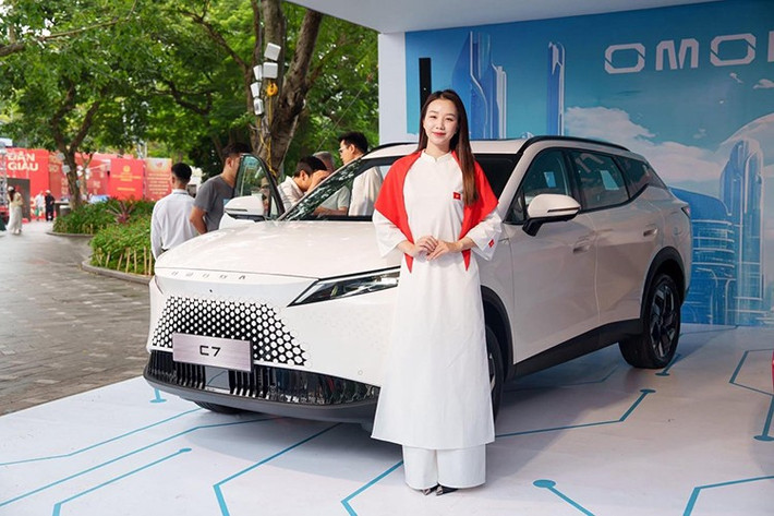 Ngay trong lần được trưng bày công khai tại Việt Nam, Omoda C7 nhanh chóng thu hút người dùng nhờ thiết kế cá tính, công nghệ hiện đại cùng loạt tính năng an toàn. Xe dự kiến mở bán vào tháng 9 năm nay, cạnh tranh với các đối thủ như Mazda CX-5, Hyundai Tucson hay Ford Territo﻿ry.