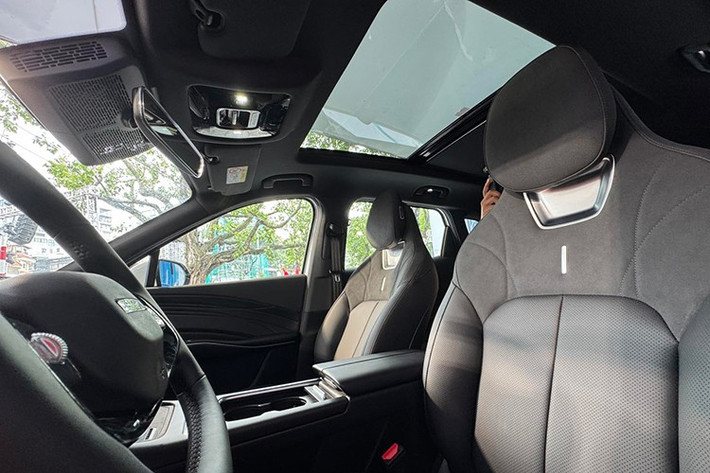 Màn hình của xe có hỗ trợ kết nối Apple CarPlay/Android Auto, hệ thống âm thanh Sony 8 loa, cửa sổ trời toàn cảnh, đèn viền nội thất, điều hòa hai vùng độc lập, có lọc bụi mịn PM0.3 và sạc không dây công suất 50 W.