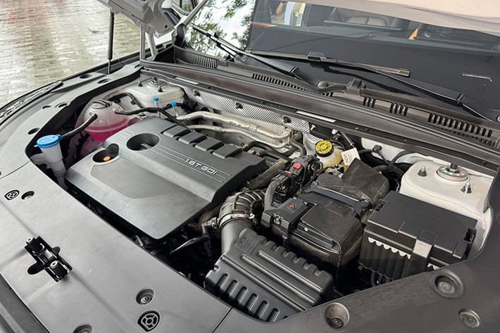 Ngoài ra, xe cũng có cảnh báo phương tiện cắt ngang khi lùi, phanh tự động khi lùi, cảnh báo va chạm khi mở cửa, cảnh báo lệch làn đường, hỗ trợ giữ làn đường, phanh tự động khẩn cấp, hỗ trợ lái xe khi tắc đường và cảnh báo khi phương tiện phía trước di chuyển.