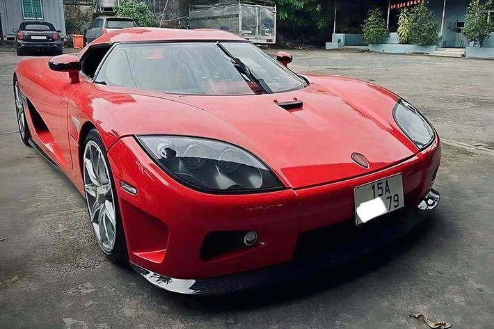 Đây không phải lần đầu tiên chiếc Koenigsegg CCX có mặt ở TP.HCM, nhưng là lần đầu có mặt trong một cửa hàng chuyên mua bán siêu xe, lý do đã được bật mí ngay sau đó. Cụ thể xe vào showroom siêu xe để làm các công tác vệ sinh, cũng như bảo dưỡng, nhưng liệu có ở đây luôn hay về lại Hải Phòng lại là 1 dấu hỏi khá lớn.