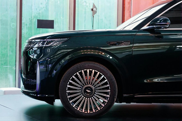 Khung xe kết hợp thép và nhôm cường độ cao chiếm tới 88% cấu trúc, giúp giảm trọng lượng nhưng vẫn đảm bảo độ vững chắc. Trên nóc xe, cảm biến lidar cùng hệ thống camera toàn xe hỗ trợ hệ thống lái bán tự động Falcon 700, có khả năng hỗ trợ đỗ xe tự động và dẫn đường NOA (Navigate on Autopilot) trong đô thị.