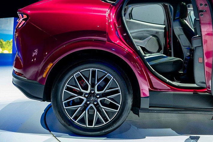 Bên trong mẫu SUV điện này là không gian nội thất không chỉ giữ vững tinh thần Ford Mustang mà còn rộng rãi dành cho 5 hành khách và hành lý nhờ cụm pin đặt dưới sàn.
