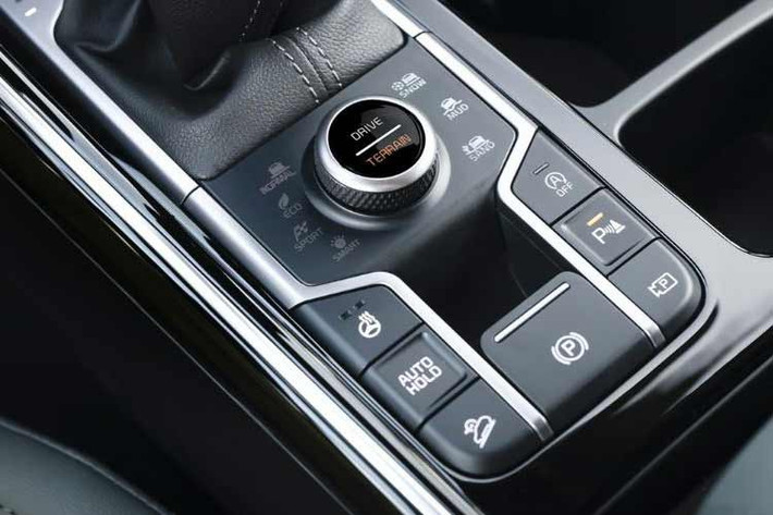 Ngoài ra còn có đầy đủ túi khí phía trước, bên hông, trung tâm và rèm che cho hai hàng ghế đầu. Riêng phiên bản GT-Line được bổ sung camera điểm mù, hệ thống hỗ trợ phanh khi lùi đỗ, cảnh báo mở cửa nâng cao, cảm biến đỗ xe bên và camera 360 độ. Hai tính năng mới nhất là hệ thống hỗ trợ giữ làn nâng cấp và cảm biến phát hiện tay lái cũng hiện diện trên bản cao cấp này.