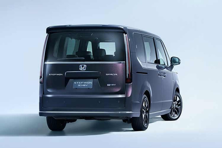 Phần đầu xe nổi bật với lưới tản nhiệt kích thước lớn sơn đen bóng, kết hợp cùng cụm đèn pha LED thanh mảnh và đèn ban ngày định vị tạo hình chữ L. Phía sau, đèn hậu LED cỡ lớn được nối liền bằng một thanh mạ crom, mang lại cảm giác bề thế và vững chãi khi nhìn tổng thể.