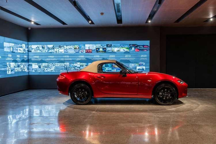 Về ngoại hình, Mazda MX-5 2026 vẫn trung thành với triết lý "Jinba Ittai" - sự hòa hợp tuyệt đối giữa người và xe. Là mẫu roadster dẫn động cầu sau hiếm hoi được phân phối chính hãng, MX-5 hướng đến nhóm người dùng ưu tiên cảm xúc lái và tính thời trang.