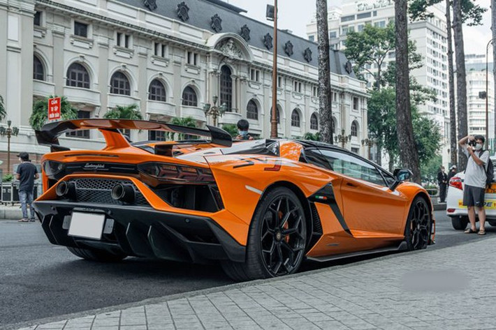 Lamborghini Aventador SVJ mui trần mới bị bắt gặp ở Phú Yên được trang bị khối động cơ V12, dung tích 6,5 lít, sản sinh ra công suất tối đa 759 mã lực và mô-men xoắn cực đại 720 Nm. Động cơ kết hợp cùng hộp số ISR bảy tốc độ và hệ thống dẫn động bốn bánh.