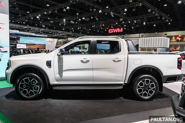 So với các phiên bản Ford Ranger đang bán tại Malaysia, bản Wildtrak V6 được nhận diện qua dải LED ban ngày đặc trưng trên cụm đèn pha. Phiên bản này sở hữu đèn pha LED ma trận thích ứng, đèn sương mù và đèn hậu LED, bệ bước bên, thanh thể thao, giá nóc...