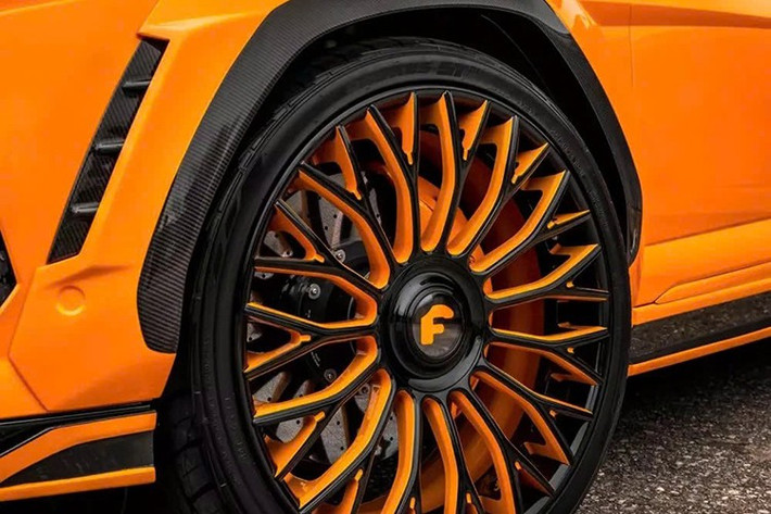 Ngoài ra còn có Gói Đèn Ngoại Thất RS Smoke, khung sườn bóng hai tông màu Xanh Lá/Đen, lớp phủ bảo vệ sơn gốm, phim cách nhiệt kính cửa sổ và kính chắn gió nano-ceramic.