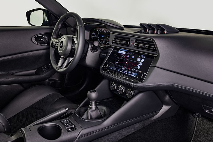 Z Heritage Edition có gói tuỳ chọn, gồm: cánh gió sau sợi carbon với huy hiệu “Twin Turbo”, cùng những nét chấm phá đặc trưng của thế hệ Z32 300ZX.