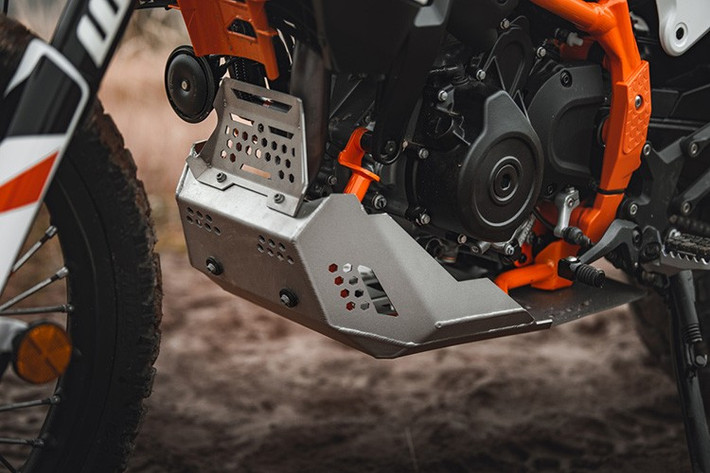 Sức mạnh đến từ động cơ xi-lanh đơn LC4c 399cc được đại tu lấy từ dòng xe Duke hiện tại – nghĩa là xe có công suất 44 mã lực tại 8500 vòng/phút và mô-men xoắn 39Nm tại 7000 vòng/phút.