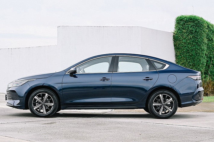 Về thiết kế, SEAL 5 có chiều dài 4.780 mm, trục cơ sở 2.718 mm – nhỉnh hơn nhiều mẫu xe trong cùng phân khúc, hứa hẹn không gian nội thất rộng rãi. Ngoại hình xe theo phong cách hiện đại, trung tính, pha trộn giữa tính thực dụng và yếu tố thẩm mỹ phù hợp cả sử dụng cá nhân và gia đình.