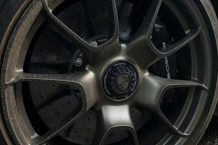 Khá thú vị là tuy không thuộc dải sản phẩm Heritage Design, nhưng mẫu xe thể thao giới hạn Porsche 911 Turbo 50 Years vẫn được trang bị huy hiệu này tại lưới tản nhiệt động cơ với dòng chữ "Turbo 50 1974-2024", kèm hình ảnh phác họa của cụm turbo hình vỏ ốc đặc trưng.