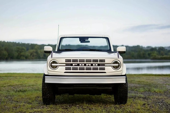 Triết lý này thấm nhuần trong cả 3 kiểu dáng nguyên bản của Bronco, nhưng U13 Roadster chính là phiên bản gần gũi nhất với tinh thần Mustang off-road: phóng khoáng, mạnh mẽ, không cần màu mè.