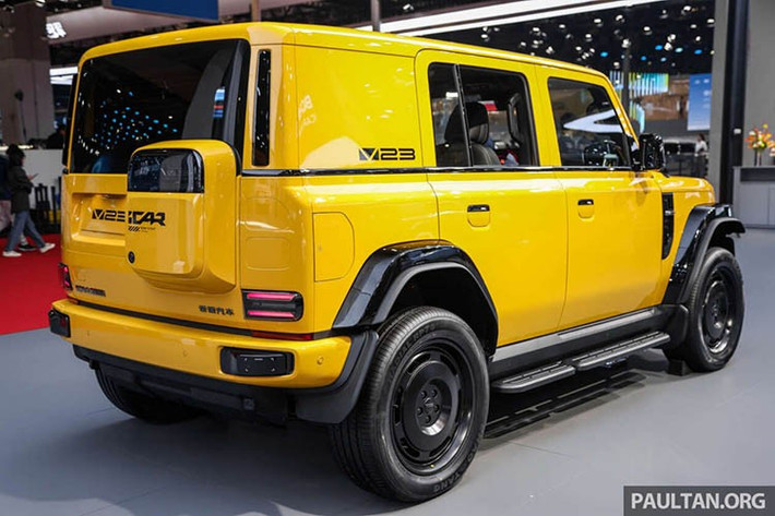 Điểm khiến iCaur V23 thực sự khác biệt chính là khả năng off-road đáng nể. Với khoảng sáng gầm 210 mm, góc tiếp cận và góc thoát lên tới hơn 40 độ cùng khả năng lội nước sâu 600 mm, mẫu xe này sẵn sàng vượt qua những địa hình khắc nghiệt nhất mà hiếm mẫu SUV điện cỡ nhỏ nào làm được.