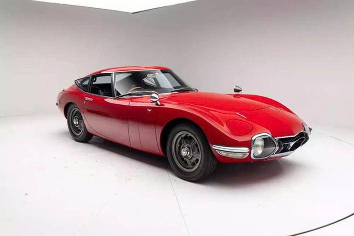 Đã tròn 60 năm trôi qua kể từ khi chiếc 2000GT lần đầu tiên được trưng bày trước công chúng tại Triển lãm Ô tô Tokyo, và mẫu coupe này đã trở thành chiếc xe cổ điển được săn đón nhất của Toyota. Theo Classic.com, những chiếc xe trong tình trạng tuyệt vời đã được bán với giá trung bình 830.700 đô la trong những năm gần đây, với 5 chiếc đạt mức giá triệu đô la.