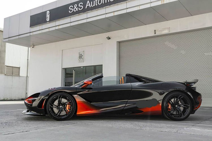 Trước đó, tháng 4/2024, McLaren 750S lần đầu ra mắt tại Việt Nam và kịp gây ấn tượng với hiệu suất vượt trội, trọng lượng tối ưu. Phiên bản 750S Spider được trang bị động cơ V8 4.0L tăng áp kép, sản sinh công suất 750 PS, kết hợp trọng lượng khô chỉ 1.326 kg, cho khả năng tăng tốc 0–100 km/h trong 2,8 giây trước khi đạt tốc độ tối đa 332 km/h.
