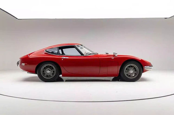 Động cơ bốn xi-lanh 2.0 lít được lấy từ mẫu sedan Toyota Crown và được trang bị ba bộ chế hòa khí Mikuni-Solex hai họng. Động cơ này sản sinh công suất 148 mã lực và mô-men xoắn 129 pound-feet (175 Nm), cho phép chiếc coupe đạt tốc độ tối đa trên 130 mph (209 km/h). Toyota cũng sản xuất một vài chiếc với động cơ 2.3 lít lớn hơn.