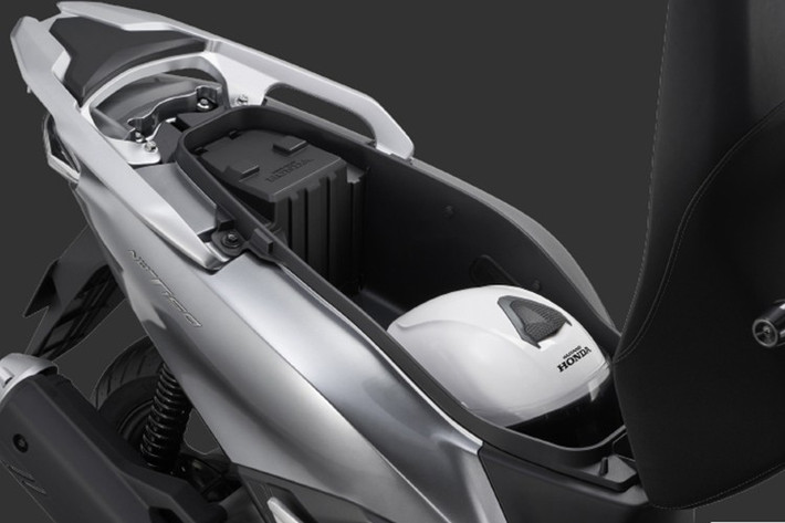 Các phiên bản cao cấp được trang bị bảng đồng hồ TFT màu với khả năng trình chiếu màn hình điện thoại. Phiên bản PRO cũng bao gồm các tính năng thiết thực như camera hành trình tích hợp sẵn và hệ thống giám sát áp suất lốp.