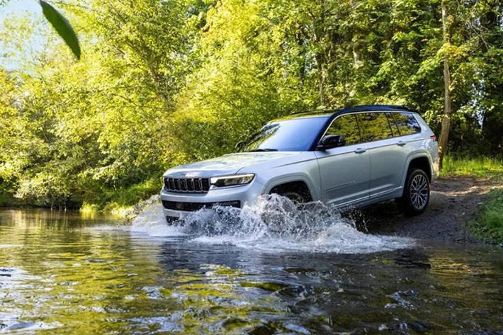 Grand Cherokee và Grand Cherokee L 2026 được trang bị động cơ Pentastar V6 3.6 lít quen thuộc, sản sinh công suất 293 mã lực và mô-men xoắn 352Nm. Tuy nhiên, một số phiên bản sẽ được trang bị động cơ Hurricane 4 Turbo 2.0 lít hoàn toàn mới với công nghệ đánh lửa Turbulent Jet.