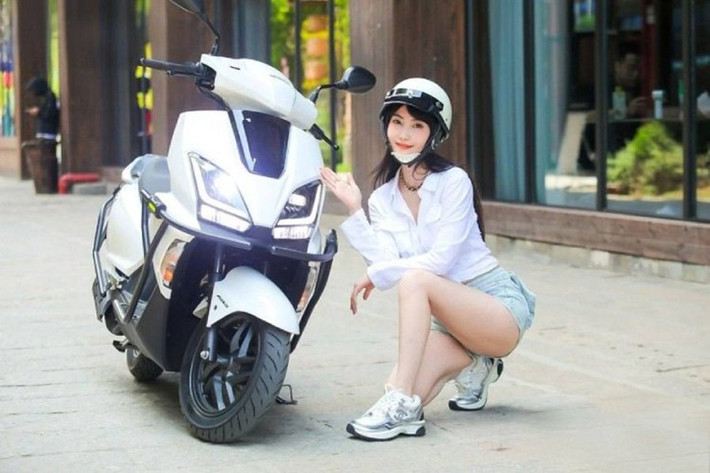 Sundiro Honda vừa chính thức mở bán mẫu xe tay ga mới cứng có tên gọi NS125GU 2025 mới tại thị trường Trung Quốc. Mẫu xe này, mang ký hiệu “NS”, thuộc dòng sản phẩm đặc trưng của Sundiro, kế thừa nhiều ưu điểm từ mẫu NS110 trước đó.