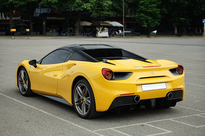 Chiếc siêu xe Ferrari 488 Spider mui trần này dù đã ra mắt thị trường quốc tế gần 10 năm nhưng vẫn giữ được tình trạng vận hành ổn định, chỉ mới lăn bánh hơn 20.000 km.