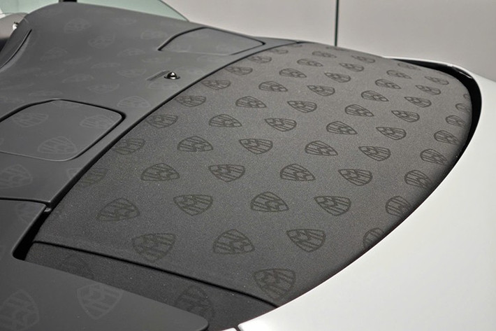 Vô-lăng bọc da cao cấp, bệ bước khắc logo Maybach, pê-đan mạ vàng, cùng màn hình trung tâm MBUX 11,8 inch có khả năng thay đổi góc nghiêng, tất cả tạo nên không gian đậm chất xa hoa nhưng vẫn đầy tính công nghệ.