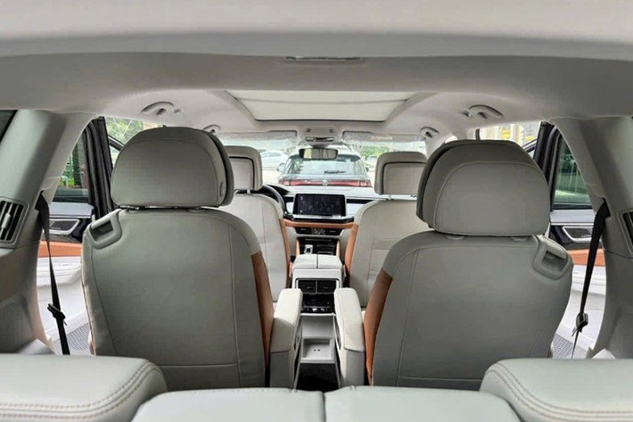 Teramont President có cấu hình nội thất gồm 6 chỗ ngồi. Trong đó, đáng chú ý nhất là hàng ghế thứ hai hạng thương gia với 2 ghế ngồi độc lập, tích hợp chỉnh điện, đệm đầu, tựa tay và bệ đỡ chân lớn, ghế bọc da khâu họa tiết dạng kim cương. Khi mua phiên bản này, khách hàng có thể lựa chọn tông màu be hoặc nâu.