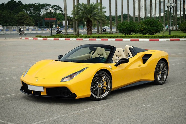 Ferrari 488 Spider là 1 dòng siêu xe mui trần được đánh giá đẹp mắt, dễ cầm lái và trải nghiệm rất thú vị, không quá mạnh mẽ như các dòng xe V12 mui trần cùng nhà, vì thế, nó được ưa chuộng, và cũng trở thành 1 trong các xe Ferrari mui trần được nhập về Việt Nam nhiều nhất.
