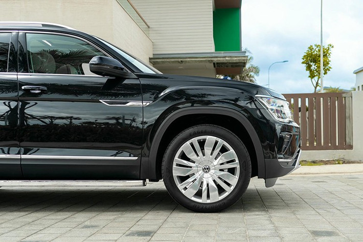 Trong khi đó, phía sau xe lại có đèn hậu LED được thiết kế liền mạch, tạo hiệu ứng 3D rất bắt mắt. Xe còn được trang bị bộ mâm hợp kim kích thước lớn lên đến 21 inch, tạo nên diện mạo khỏe khoắn và sang trọng. Mâm xe dạng 7 chấu đơn, kích thước 21 inch sơn màu bạc nổi bật.