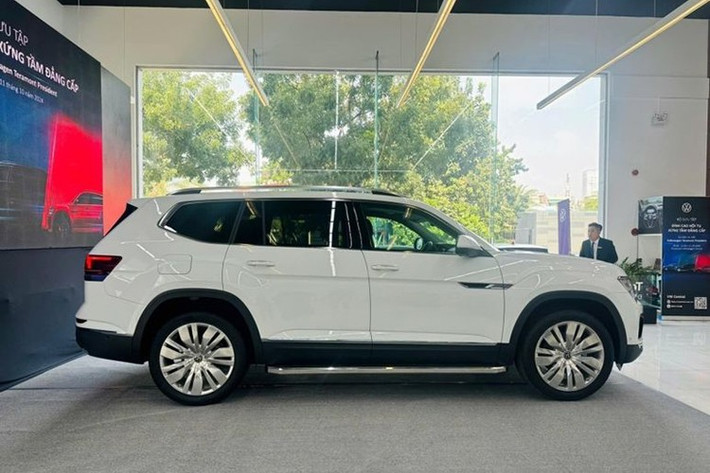Trong khi Volkswagen Teramont President được các đại lý báo tăng giá, thì "đối thủ" Hyundai Palisade lắp ráp trong nước lại giảm sâu tới 200 triệu đồng, đưa giá thực tế xuống còn khoảng 1,269 - 1,389 tỉ đồng sau ưu đãi.