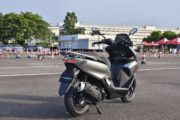 Công nghệ trên NWT150 2025 được xem là từ trước đây chưa từng xuất hiện trên bất kỳ dòng xe tay ga Honda nào, bao gồm radar sóng milimet phát hiện điểm mù và hệ thống camera hành trình trước, sau đầy đủ.