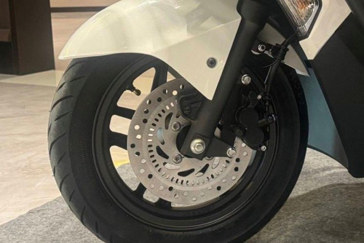 Phiên bản Honda NS125GU ABS (đĩa trước + tang trống sau, ABS ở đĩa trước) có giá niêm yết 9.580 nhân dân tệ (35,4 triệu đồng); Phiên bản cao cấp (ABS + chống va chạm + hộp số sàn sau) có giá niêm yết là 9.980 nhân dân tệ (36,9 triệu đồng).