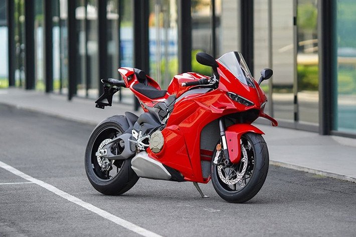 Chiếc Superbike Ducati Panigale V4 2025 mới được nhập khẩu từ Thái Lan về Việt Nam nổi bật với những cải tiến toàn diện về thiết kế, khí động học và công nghệ; mang tinh thần đường đua MotoGP.