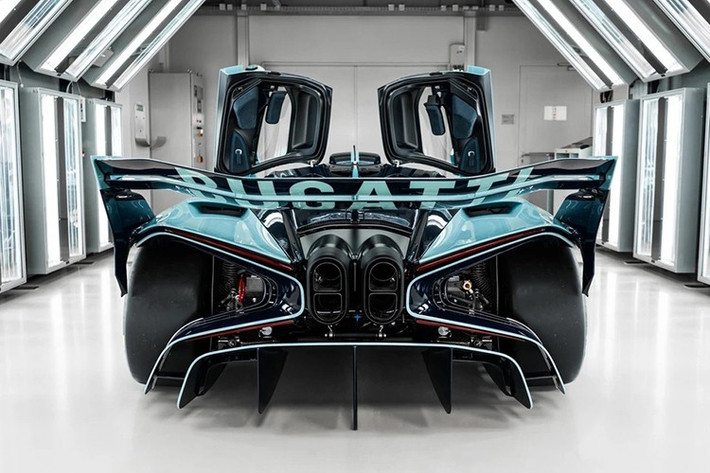 Bugatti Bolide lấy cảm hứng từ Bugatti Type 35 và Bugatti Veyron 16.4 Grand Sport. Tông màu chủ đạo của chiếc Hypercar là xanh Bleu Grand Prix Lyonnais (màu xanh lam cổ điển), gợi nhớ đến màu sơn xe đua Pháp những năm 1920; kết hợp các chi tiết tương phản màu xanh Dark Blue.