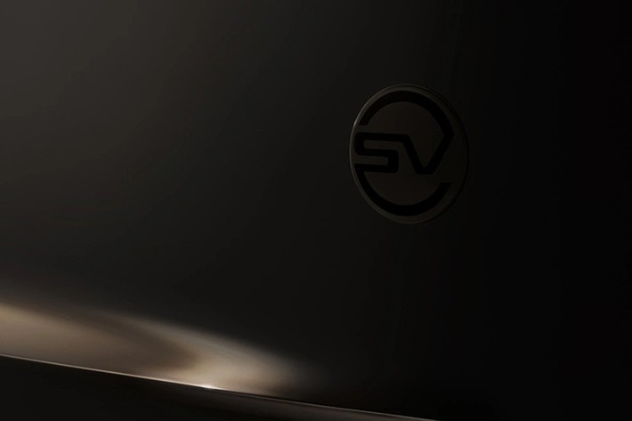 Chủ xe có thể lựa chọn cấu hình 5 ghế dạng tiêu chuẩn hoặc hàng ghế phía sau thương gia SV Signature Suite với bàn làm việc bọc da, ghế khoang hành lý, ốp động cơ bằng sợi carbon, gói hỗ trợ kéo xe...