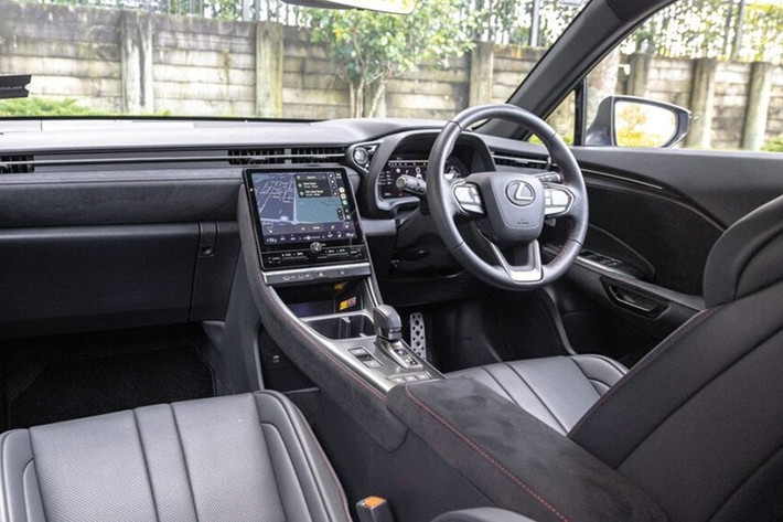 Khoang cabin chính là điểm tạo nên khác biệt rõ rệt giữa LBX Morizo RR và các mẫu GR của Toyota. Nội thất xe mang phong cách hiện đại với màn hình giải trí trung tâm 9,8 inch hỗ trợ Apple CarPlay và Android Auto không dây, cụm đồng hồ kỹ thuật số 12,3 inch, màn hình HUD cùng hệ thống âm thanh Harman Kardon 13 loa.