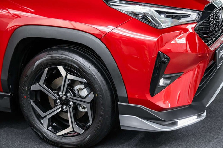 Trang bị ngoại thất trên Perodua Traz ở mức khá trong phân khúc. Xe có đèn LED toàn phần, đèn định vị ban ngày LED, gương chiếu hậu gập điện tích hợp đèn báo rẽ, cánh gió sau và bộ mâm hợp kim 17 inch. Bản H được bổ sung thêm nhiều tiện ích đáng giá như cửa hậu đóng mở điện rảnh tay, đèn sương mù LED và đèn chào mừng tích hợp trên gương chiếu hậu.