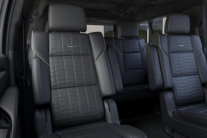 Chiếc Cadillac Escalade bọc thép này đang rao bán là mẫu xe cho năm 2026, cấu hình ESV Sport. Xe chỉ mới chạy quãng đường vận chuyển, đồng hồ công tơ mét chỉ hiển thị 30 dặm (48 km), và rõ ràng là được trang bị hệ dẫn động bốn bánh.