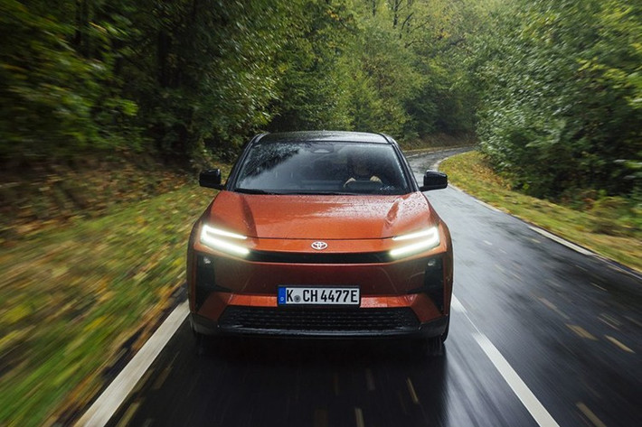 Dù có hệ dẫn động bốn bánh, C-HR+ không hướng đến off-road. Xe không được trang bị XMode như bZ4X, thay vào đó tập trung tối ưu cho vận hành đường phố. Toyota bù lại bằng hệ thống làm nóng pin, có thể kích hoạt thủ công hoặc tự động thông qua định vị, giúp cải thiện tốc độ sạc trong điều kiện thời tiết lạnh.