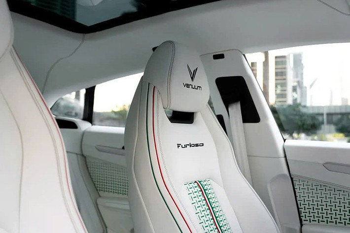 Phong cách ngoại thất tiếp tục được thể hiện bên trong, với chất liệu da trắng bao phủ mọi thứ. Những đường sọc nhấn nhá màu xanh lá cây, trắng và đỏ nhắc nhở chúng ta rằng đây là phiên bản Furioso của Ý.