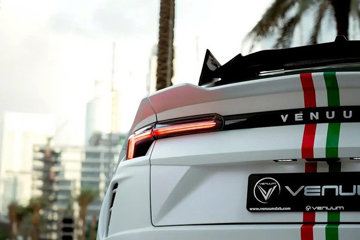 Lamborghini Urus Furioso đã hoàn toàn thay đổi so với phiên bản nguyên bản, khi hầu hết các tấm thân xe nguyên bản đều được thay thế. Chiếc SUV này được trang bị phần đầu xe và nắp ca-pô hoàn toàn mới với nhiều khe thông gió, tạo không gian cho động cơ thoát khí và làm mát.