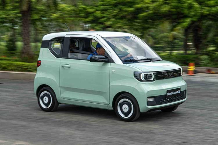 Là dòng xe điện giá rẻ, Wuling Mini EV chỉ sở hữu các trang bị rất cơ bản như: đèn chiếu sáng halogen, vành 12 inch, gương chiếu hậu chỉnh tay, phanh đĩa bánh trước, phanh tang trống bánh sau,... Thậm chí phần thân vỏ của Hongguang Mini EV còn khá mỏng và tạo cảm giác không chắc chắn khi đóng mở cửa xe.