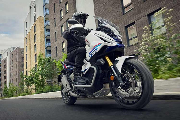 Tại thị trường Malaysia, mức giá khởi điểm của Honda X-ADV 2026 là từ 70.999 RM (tương đương khoảng 413 triệu đồng), Mẫu xe này được kỳ vọng sẽ tiếp tục khẳng định vị thế "ông vua" trong phân khúc xe tay ga phân khối lớn. Tại Việt Nam, giá xe Honda X-ADV bản cũ dao động từ 450-500 triệu đồng và dự đoán phiên bản mới này cũng sẽ sớm được ra mắt trong năm nay.